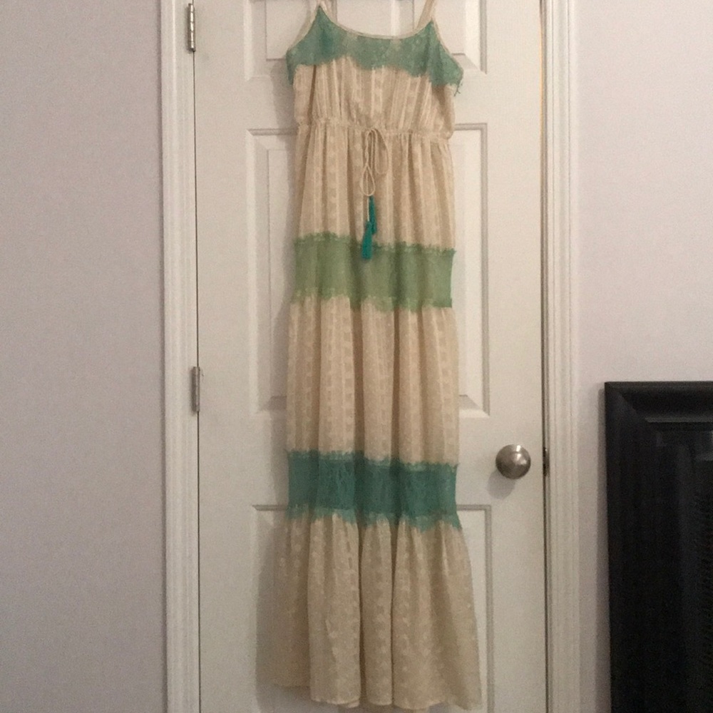 Sleeveless maxi dress with lace detailing